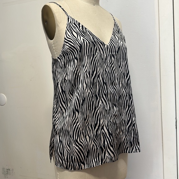 Cami NYC Silk strapping camisole top🌟🌟✨✨✨☺️ Seabra pattern - Picture 2 of 6